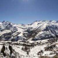 Du col d'Arves, avec St Jean d'Arves, St Sorlin et le glacier de l'Étendard et bien entendu les Aiguilles à gauche
