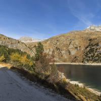 En longeant le lac de Plan d'Amont (Vanoise)