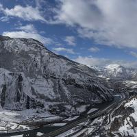 Le Télégraphe à gauche, le massif de la Croix des Têtes à droite, la vallée en hiver