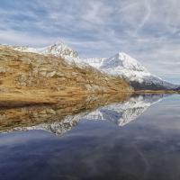 Lac Perrin Supérieur, sur la gauche, le panneau indiquant l'accès aux lacs Giaset pour ceux qui ont l'intention de faire la boucle.